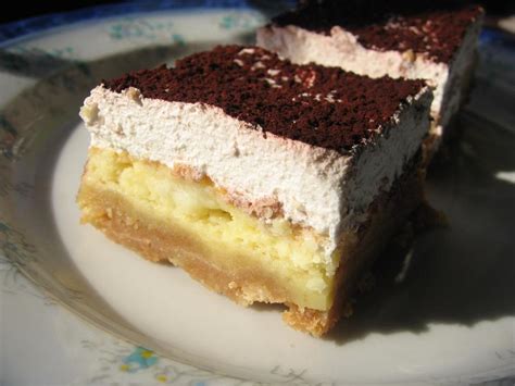 Gesztenyés-narancsos tiramisu szelet kakaóval megszórva