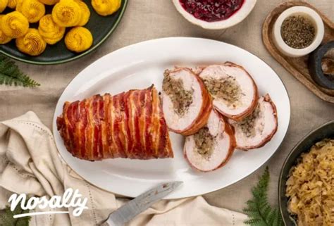ünnepi díszítésű, szeletelt göngyölt pulykahús