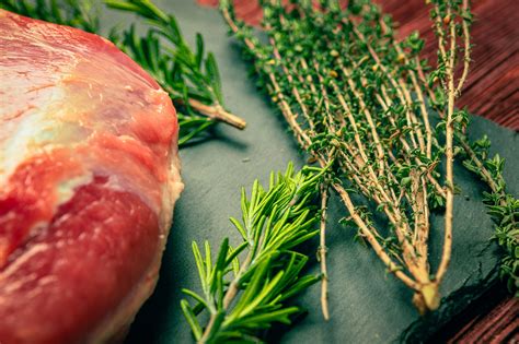 különböző fűszerekkel és olajokkal előkészített húsok egy tálban