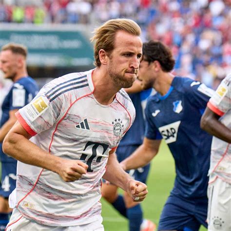 futballpálya és játékosok egy sáros mérkőzésen