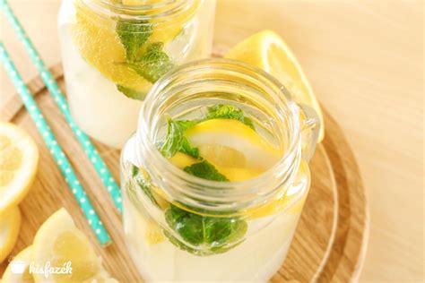 Házi limonádé jéggel és gyümölcsökkel