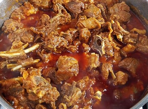 Otthoni birkapörkölt elkészítése öntöttvas lábasban