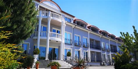 A Duna Relax Hotel épülete és környezete a Duna partján
