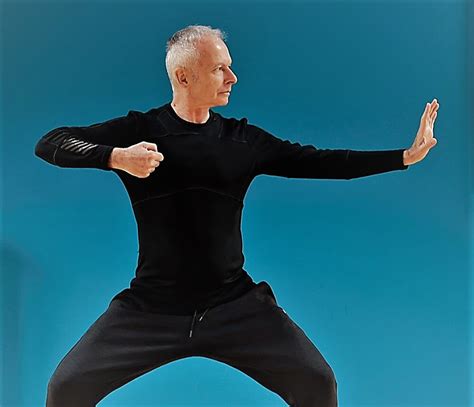 Vadas Mihály, mint tai chi mester, egy meditatív pózban