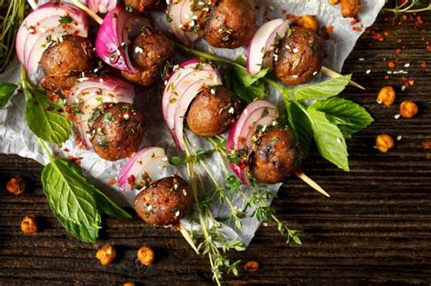 Török ételek válogatása, például falafel, pide, köfte és lammspieß