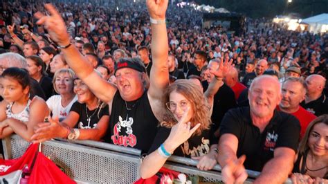 Közönség egy rockfesztiválon