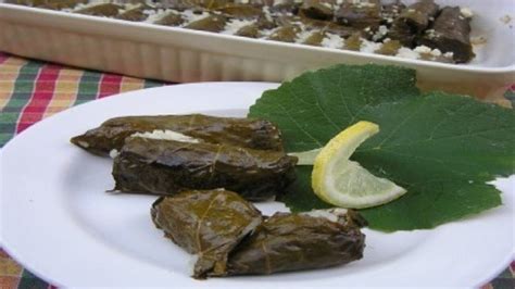 Töltött szőlőlevél tálalva