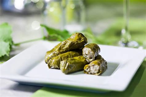 Friss szőlőlevelek és a töltelék hozzávalói