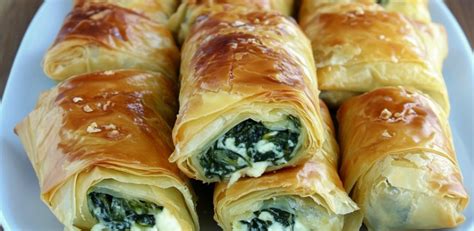 Török ételpiac zöldségekkel és levelekkel