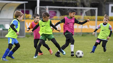 gyerekek sportolnak a Fradi edzőivel