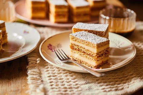 különböző grízes desszertek asztalon