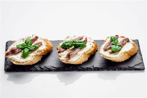Toszkán stílusú bruschetta csirkemájjal és fűszernövényekkel