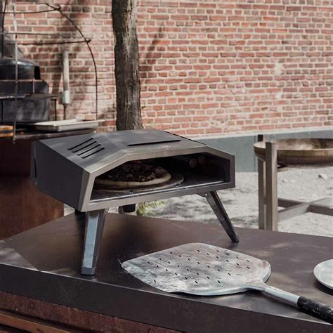 Különböző pizzasütő kiegészítők gyűjteménye