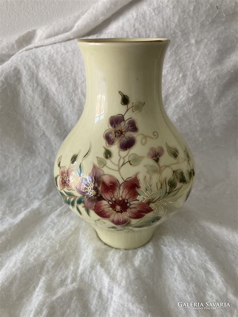 Díszített teás sütemények porcelán tányéron