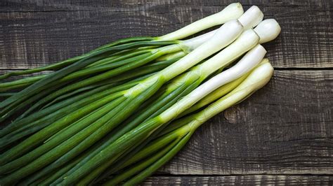 friss szalonna és újhagyma