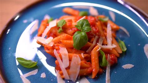 Egy olasz szakács tökéletesre főzött penne tésztát mutat