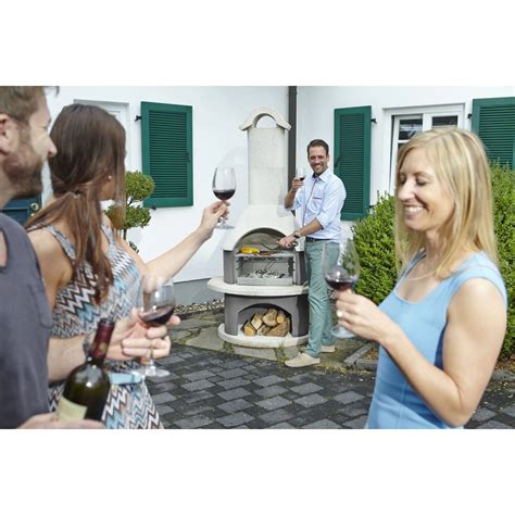 Grillező emberek egy kerti partin
