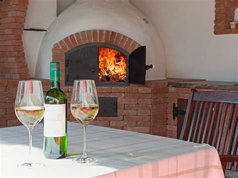 Hagyományos pizzaiolo kemence előtt