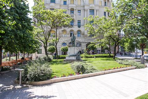 A Bartók Béla út látképe, a dinamikus városi élet tükre