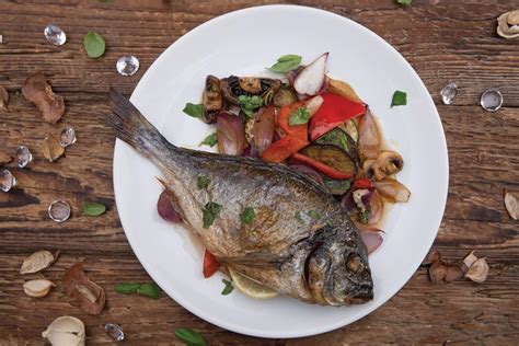 Nyárson sült keszegek, grillezett zöldségekkel egy tányéron