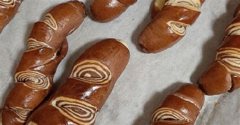 Fatörzs kifli szeletelés közben