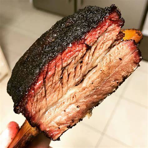 A pitmaster a szmóker mellett
