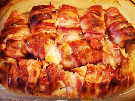 Baconbe tekert csirkemell tálalva