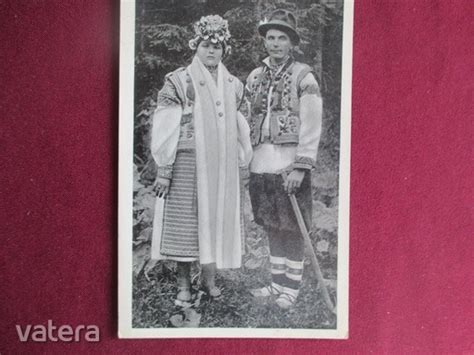 Erdélyi népviseletbe öltözött asszonyok