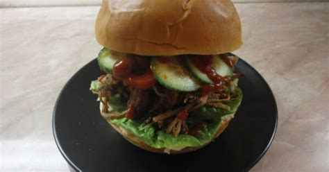 Összeállított tépett húsos hamburger