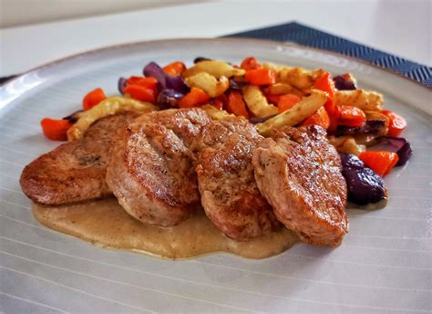 Grillezett sertésszeletek zöldségekkel