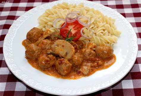 Bakonyi húsgombóc spagettivel tányéron
