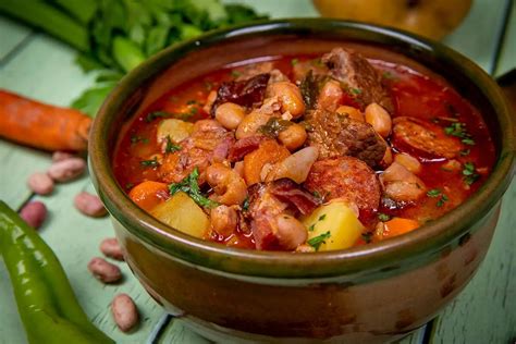 Bográcsban fővő babgulyás