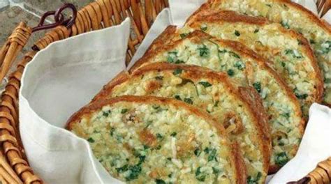 Kenyérszeletek pizzával a sütőben