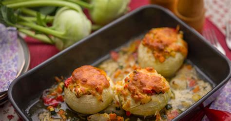 Különböző zöldségekkel töltött zsemlegombócok