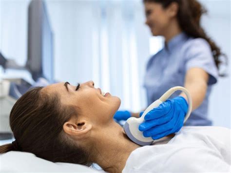 Pajzsmirigy ultrahangos vizsgálatát ábrázoló klinikai fotó