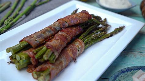 Baconbe tekert zöldségek