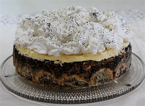 Díszített mákos guba torta