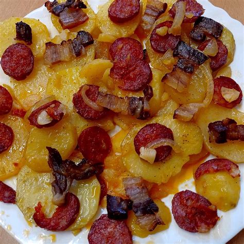 Szeletelt krumpli és kolbász tepsiben