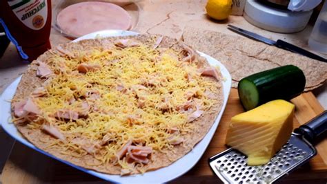 Sonkás tortilla töltés közben