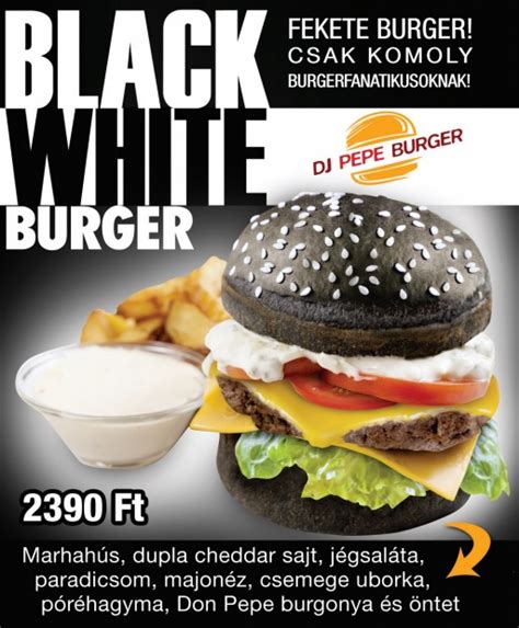 A sötét színű buciban tálalt, gazdagon megrakott fekete hamburger