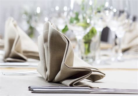 egy éttermi szalvéta elegánsan hajtogatva