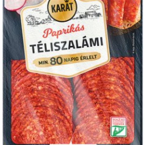 Téliszalámi szeletek egy fatányéron