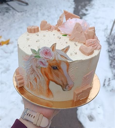 Fondantból készült figura és torta