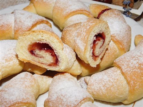 Frissen sült lekváros kifli porcukorral