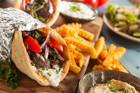 Különbségek a gírosz, shawarma és kebab között