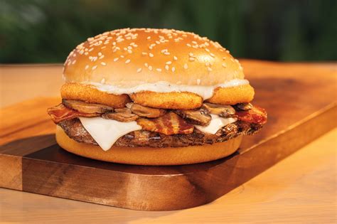 Burger King logó és egy látványos Whopper burger