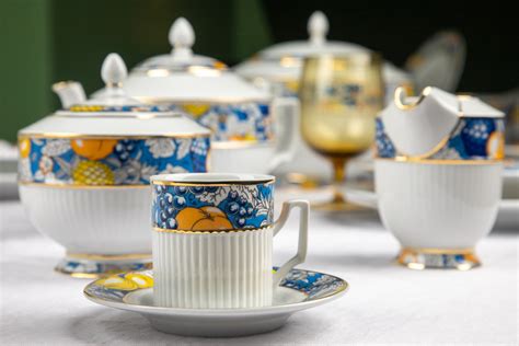 Hollóházi Porcelánmanufaktúra logója és termékei
