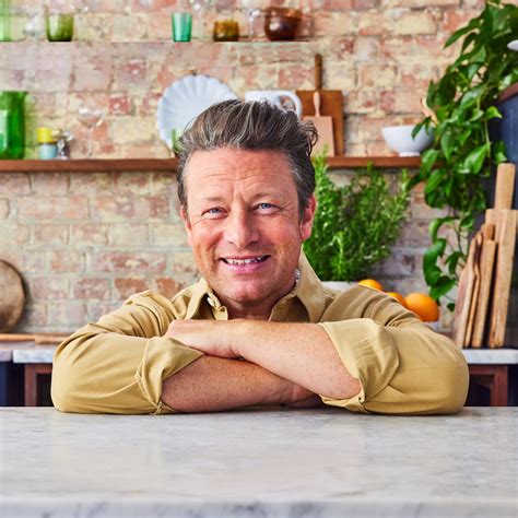Jamie Oliver mosolyogva, friss alapanyagokkal