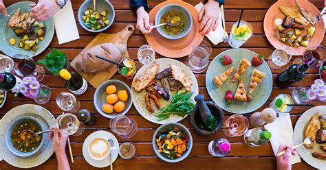 Gazdagon megterített magyar asztal különféle ételekkel