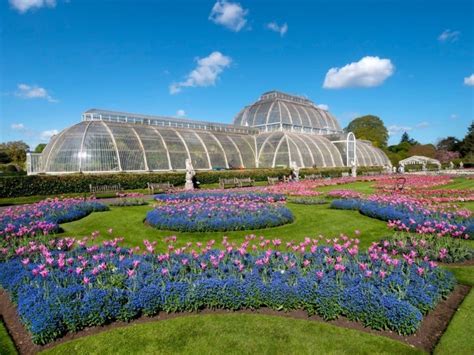 A Kew Gardens bejárata virágokkal